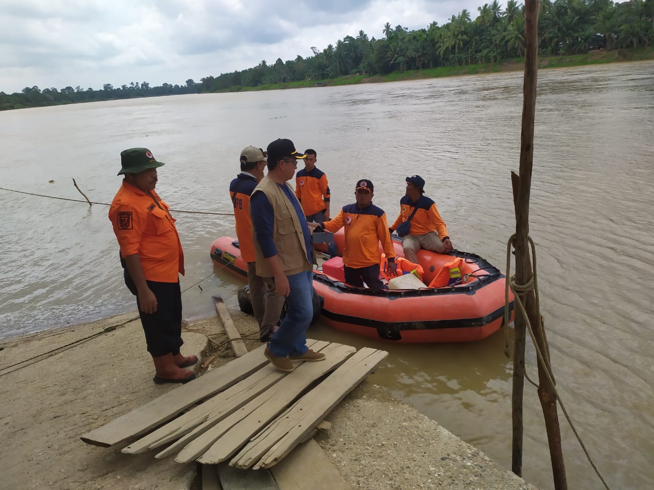Dua Korban yang tenggelam di Air Molek, Sabtu(21/3-2020)satu orang diantaranya sudah diketemukan. FOTO KASMEDI/RIAUPOS. CO