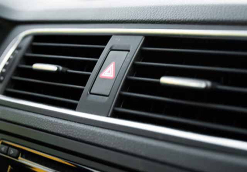 Bila terjadi masalah di proses pembuangan air AC mobil, maka akan menetes dalam kabin. (DOK JAWAPOS.COM)