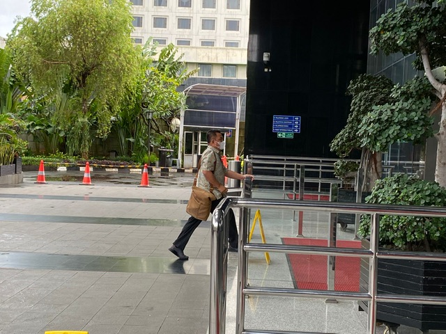 Kepala Biro Pengadan Barang dan Jasa (PBJ) Setdaprov Riau Rahmad Rahmadiyanto hadir memenuhi panggilan penyidik KPK RI, Kamis (9/3/2023).