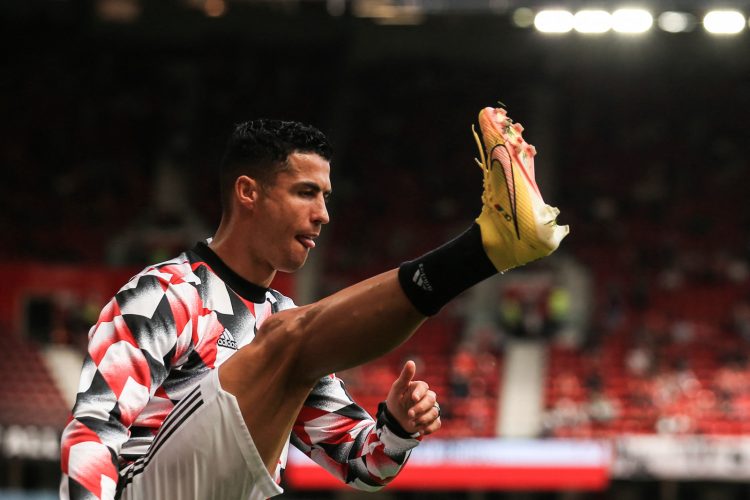 Cristiano Ronaldo melakukan pemanasan sebelum kick off antara Manchester United versus Brighton & Hove Albion di Old Trafford.