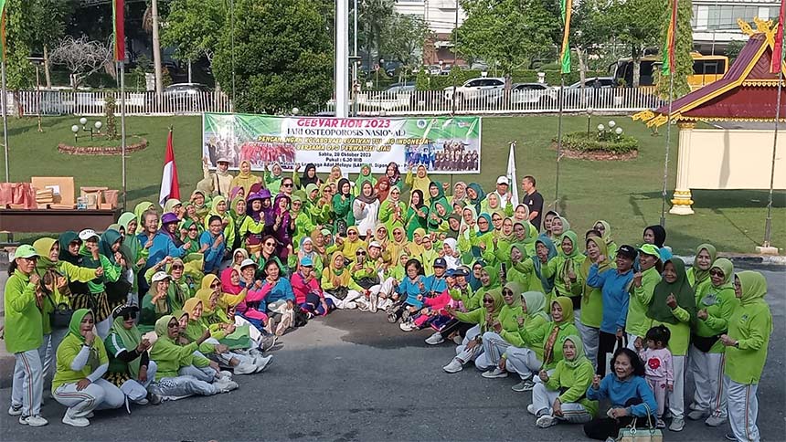 Ketua DPD Perwatusi Provinsi Riau Yenny Delyani, SE ( tengah) foto bersama para peserta usai melakukan peringatan Hari Osteoporosis Nasional dan Pencanangan kolaborasi Kuatkan Tulang Indonesia, Sabtu (28/10/2023) di Halaman Kantor LAM Riau Jalan Diponegor