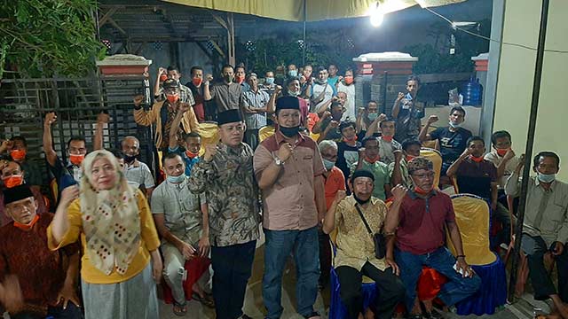 Ketua DPRD Kuansing Andi Putra SH MH bersama mantan anggota DPRD Riau Drs H Suhardiman Ambi Ak MM dan mantan anggota DPRD Kuansing Asnidar SPt salam kompak bersama masyarakat saat bersilaturrahmi di Baserah, Kuantan Hilir, Sabtu (4/7/2020). JUPRISON/RIAU