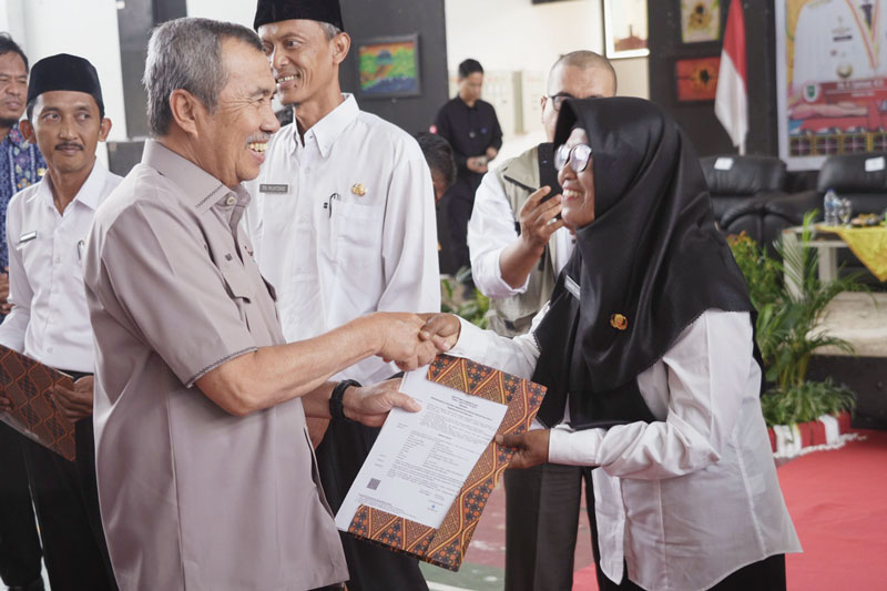 Gubernur Riau Drs H Syamsuar MSi menyerahkan SK kepada guru PPPK di gedung SMA Pintar Riau di Telukkuantan, Sabtu (2/9/2023).