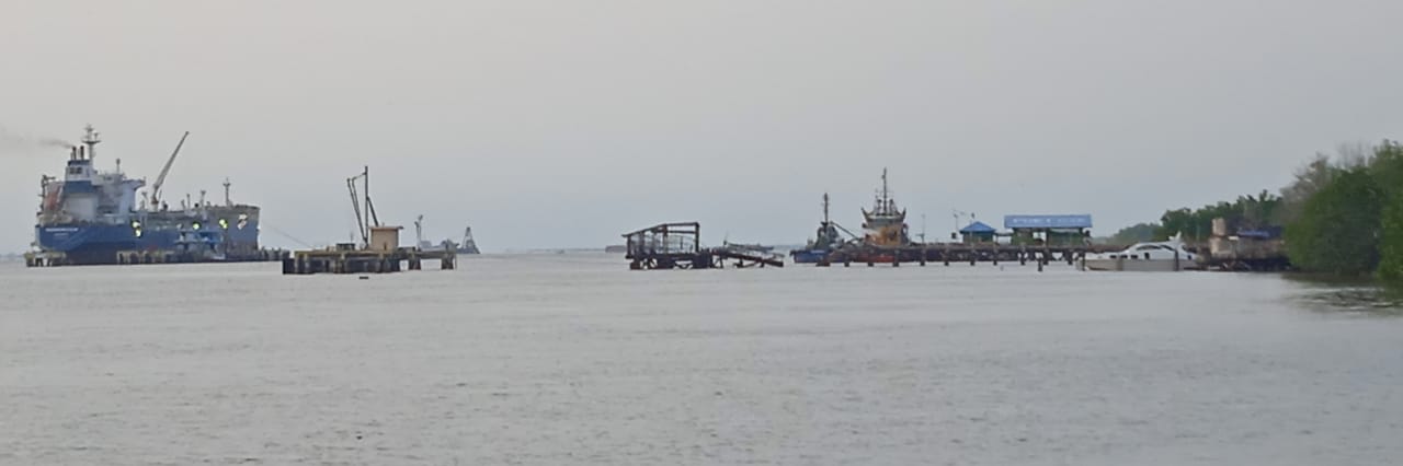 Kapal tanker pengangkut BBM milik PT Pertamina sedang bersandar di Pelabuhan PT Kilang Pertamina Internasional Refinery Unit II Production Sungai Pakning.