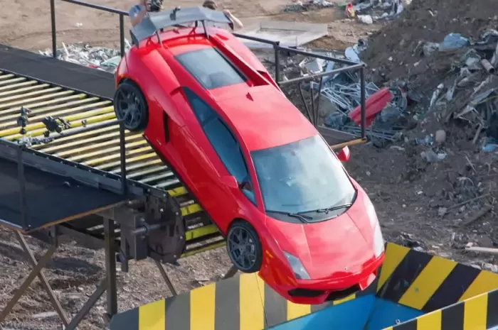 Tangkapan layar YouTuber MrBeast menghancurkan mobil Lamborghini di mesin penghancur rongsokan.