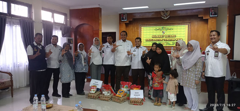Sekwan DPRD Pekanbaru Hambali Nanda Manurung (tujuh kiri) foto bersama jajaran dan orang tua penerima bantuan program Bapak Asuh  Anak Stunting (BBAS) di Kantor Camat Tenayan Raya, Rabu (5/7/2023).