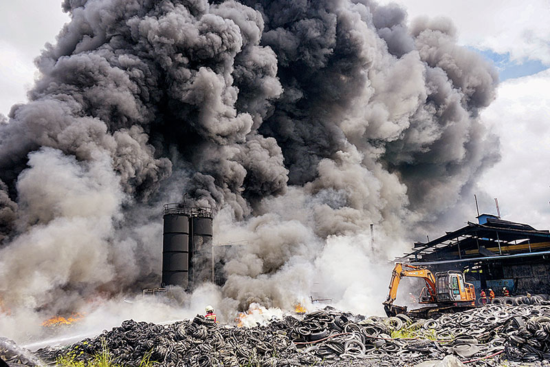 Petugas pemadam kebakaran berjibaku memadamkan api ketika terjadi kebakaran di pabrik pengolahan ban bekas di Jalan Pemuda, Kecamatan Payung Sekaki, Selasa (18/8/2020). Kini, Pemko Pekanbaru sedang mendalami izin pengolahan ban bekas tersebut.(MHD AKHWAN/