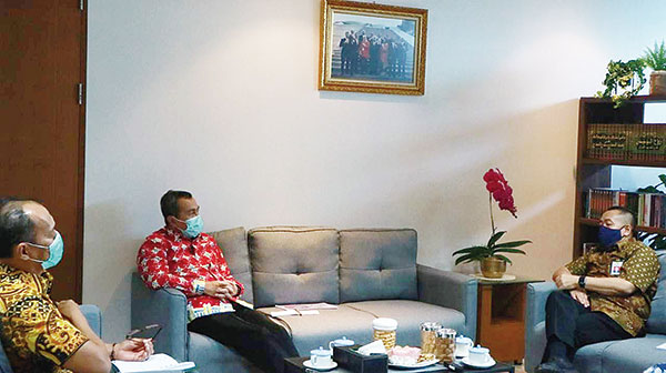 Gubernur Riau Drs H Syamsuar MSi saat menggelar pertemuan dengan Dirjen Penyediaan Perumahan Kementerian PUPR Dr Khalawi di Kantor Kementerian PUPR, Jakarta, Jumat (26/6/2020). (DISKOMINFOTIK RIAU FOR RIAUPOS.CO)