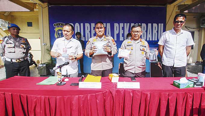 Kapolresta Pekanbaru Kombes Pol Pria Budi (tiga kiri) didampingi Wakapolesta Pekanbaru AKBP Henky Poerwanto (dua kanan), Kasat Narkoba Polresta Pekanbaru Kompol Manapar Situmeang (dua kiri) memperlihatkan barang bukti narkotika jenis ekstasi saat ekspose,