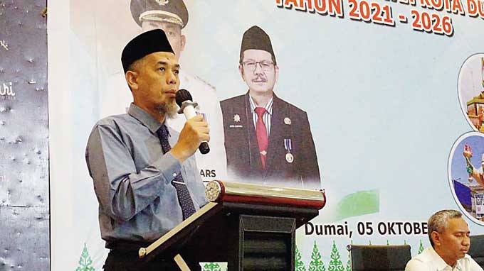 Wali Kota Dumai H Paisal SKM MARS saat mencoba transaksi nontunai di wilayah khusus di Kota Dumai beberapa waktu lalu.