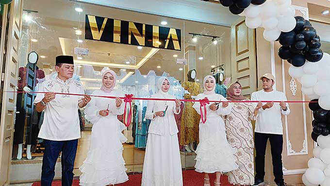Owner Vinia Butik Vini dan Nia didampingi keluarga dan TP PKK Pekanbaru Raja Rilla Mustafa Muflihun melakukam sesi pengguntingan pita dalam grand opening Vinia Butik cabang Marpoyan Kota Pekanbaru, Kamis (2/2/2023).