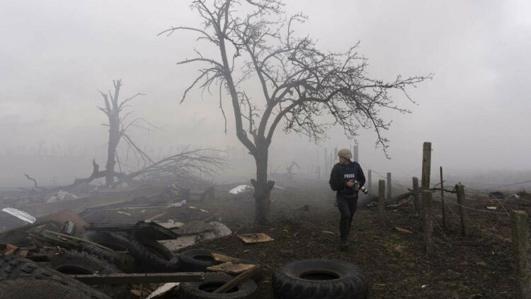 Gambar yang dirilis oleh Sundance Institute ini menunjukkan Evgeniy Maloletka dalam sebuah adegan dari film â€™20 Days in Mariupol,â€™ di Festival Film Sundance 2023.
