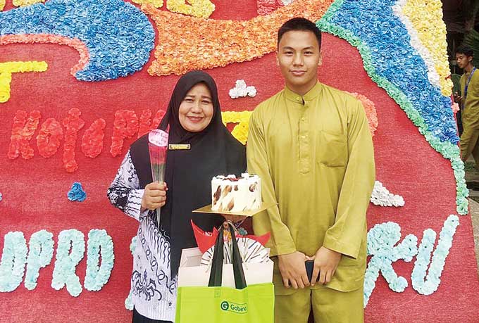 SiswaÂ  MAN 1 PekanbaruÂ  M Ridho Akbar Muharmansah Kelas XI IPS Olimpiade memberikan kado kepada guruÂ  sekaligus wali kelas XI IPS Olimpiade, Dewi Eka Fitriani sebagai bentuk apresiasi  kepada  pahlawan tanpa tanda jasa di momen Hari Guru Nasional, Juma