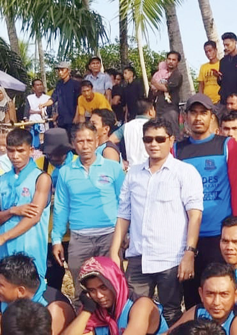 Fedrios Gusni (kaca mata) berdiri di antara ratusan atlet jalur yang disponsorinya di salah satu gelanggang pacu jalur, beberapa waktu lalu.