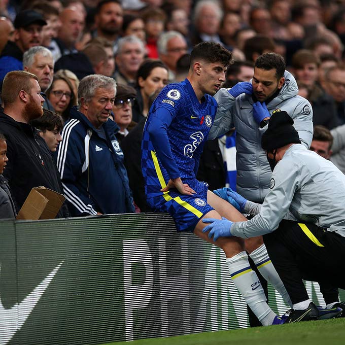 Kai Havertz sempat mendapatkan perawatan dari tim medis. Dalam laga lawan Tottenham Hotspur, Kamis (6/1/2022) dini hari itu, Havertz juga mengalami cedera pada jari kelingking dan terpaksa digantikan pada babak kedua.