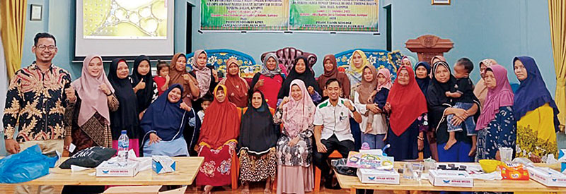 Tim PKM dosen UIR foto bersama dengan pimpinan, masyarakat Tanjung Balam Kampar, baru-baru ini.