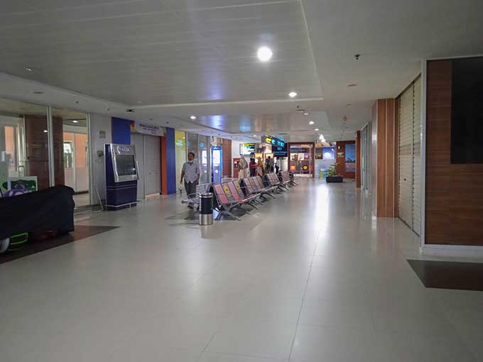 Suasana di Bandara Sultan Syarif Kasim II Pekanbaru sepi di hari terakhir larangan mudik, Senin (17/5/2021).