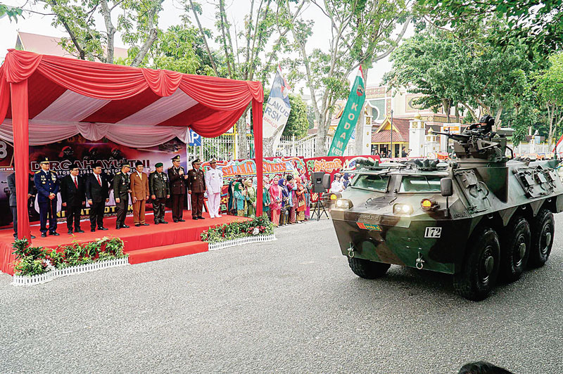 Kendaraan taktis anoa saat defile pasukan dan alat utama sistem senjata (alutsista) TNI dalam rangka HUT ke-78 TNI tahun 2023 di Jalan Cut Nyak Dien, Pekanbaru, Kamis (5/10/2023).