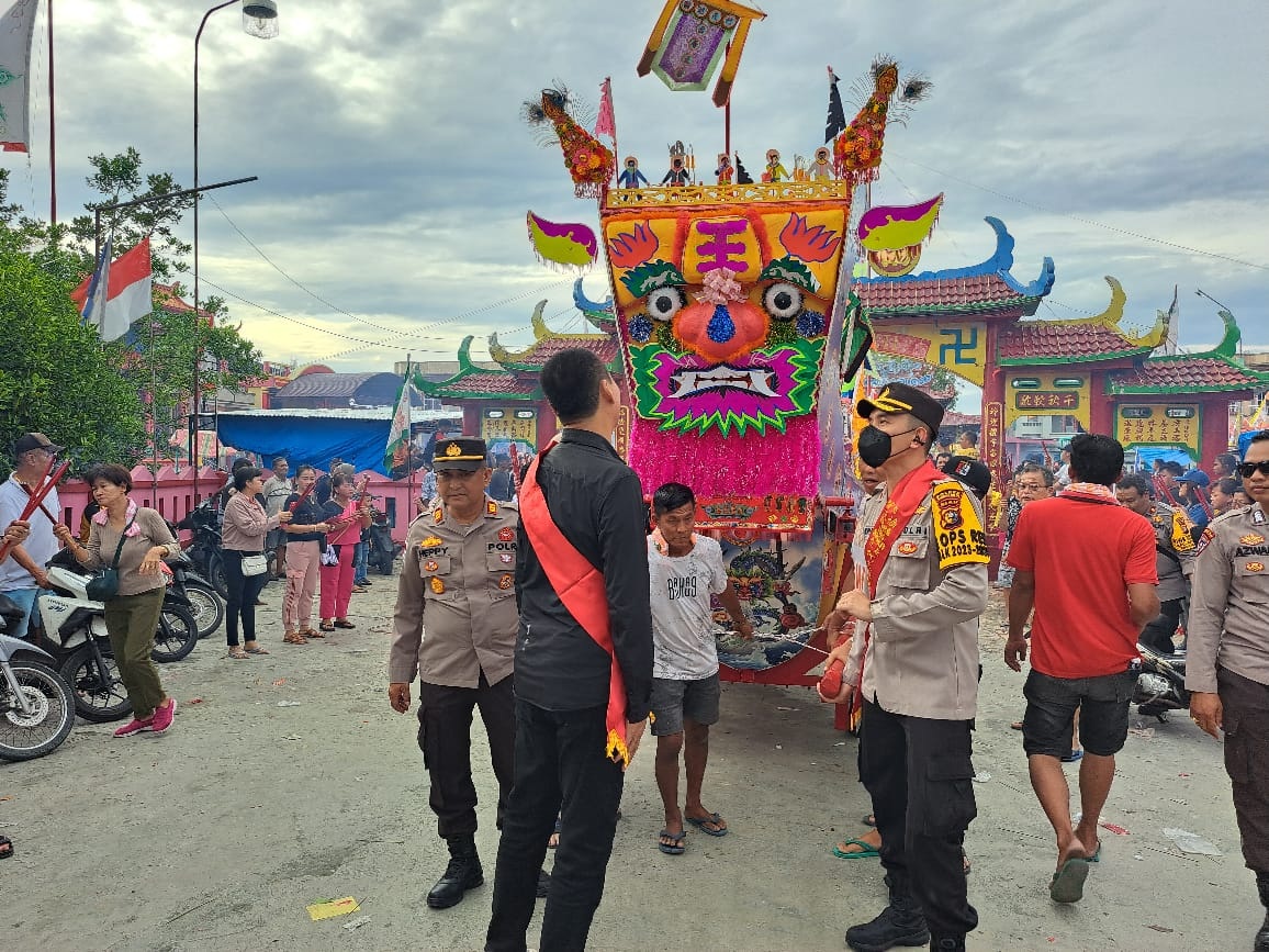 Kapolres Rohil AKBP Andrian Pramudianto SH SIK MSi didampingi sejumlah personel, berbincang dengan tokoh masyarakat saat hadir pada iven Bakar Tongkang di Kecamatan Pasir Limau Kapas (Palika), Rohil, belum lama ini.