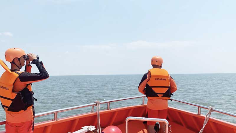 Tim SAR Pekanbaru melakukan pencarian di lokasi KM Lintang Timur Samudra yang karam di Selat Melaka, Senin (31/7/2023).