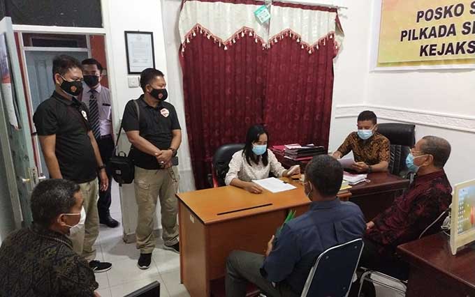 Penyidik Ditreskrimsus Polda Riau saat menyerahkan berkas perkara PT DSI ke Kejari Siak, beberapa hari lalu. Ditreskrimsus Polda Riau for Riau Pos