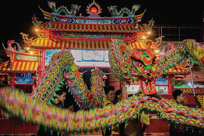 Kelompok Barongsai Naga Emas berlatih jelang perayaan Tahun Baru Imlek di Vihara Surya Dharma Jalan Angkasa, Pekanbaru, akhir pekan lalu.