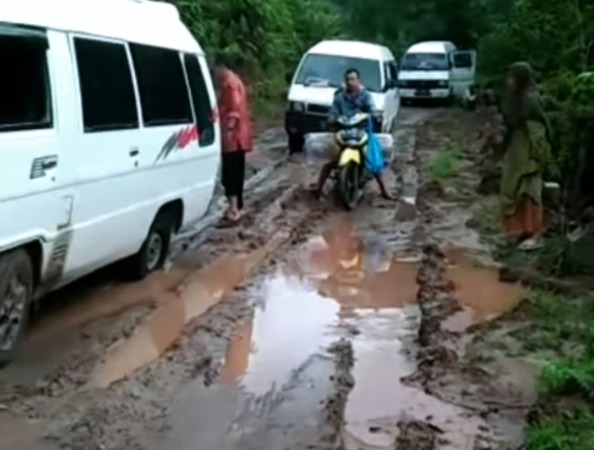 Salah satu kondisi jalan rusak di Provinsi Sumatera Barat.