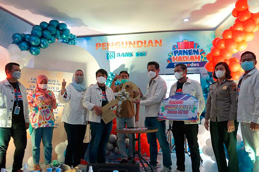 Penyerahan kunci secara simbolis Undian Panen Hadiah Simpedes BRI dengan Grand Price satu unit rumah yang diserahkan langsung oleh Pimpinan Cabang BRI Pekanbaru Tuanku Tambusai R Pandu Bagja Sumawijaya (empat dari kiri). Pencabutan undian Panen Hadiah Sim