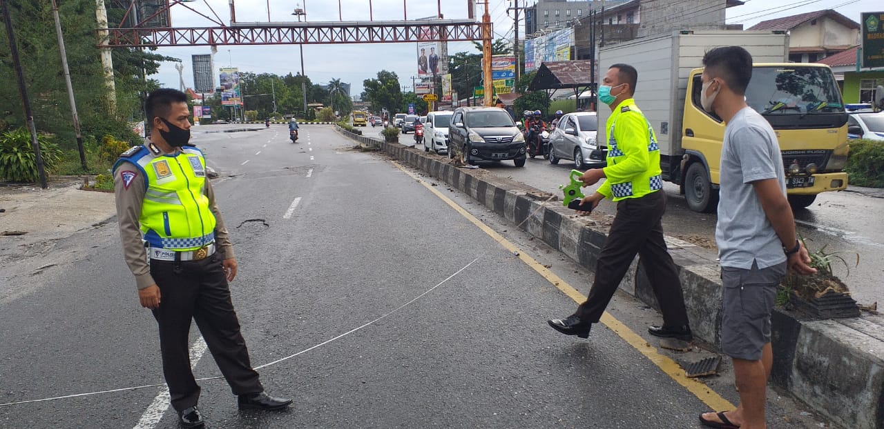 Anggota Polantas saat melakukan olah TKP lakalantas di Jalan Kaharudin Nasution, U-turn Kantor Camat Bukitraya. (POLRESTA PEKANBARU for RIAUPOS.CO)