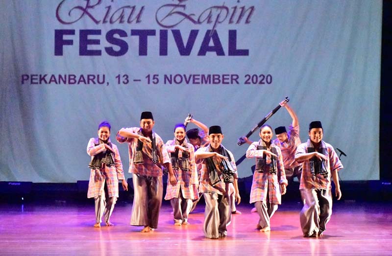 Berbagai macam atraksi ditampilkan dalam helat Riau Zapin Festival (RZF). Sebanyak 15 nomor karya dari musik dan tari zapin dari berbagai daerah di Riau disuguhkan setiap malamnya pada 13-15 November 2020.