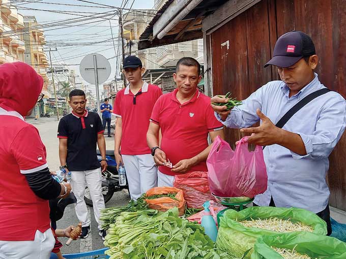 Bupati Kepulauan Maranti H Muhammad Adil membeli cabai hijau pada seorang pedagang di Pasar Imam Bonjol, Kecamatan Tebingtinggi, beberapa waktu lalu.