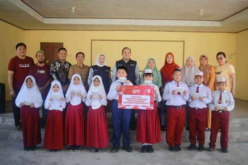 Sebanyak 10 siswa di Desa Teluk Pambang menerima beasiswa dari BRI Cabang Bengkalis foto bersama Branch Manager BRI Bengkalis Mulkan, didampingi Kepala BRI Unit Selat Baru Eka Saputra di Kantor BRILiaN Desa Teluk Pambang, Selasa (5/12/2023).