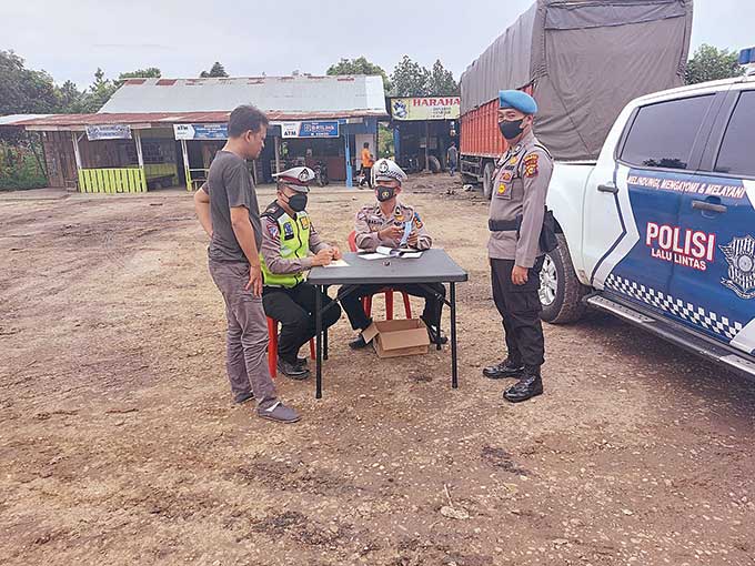 Personel Satlantas Polres Inhu memberikan teguran kepada salah seorang pengendara kendaraan yang diketahui melakukan pelanggaran ringan pada Operasi Zebra Lancang Kuning di Rengat, Ahad (16/10/2022).