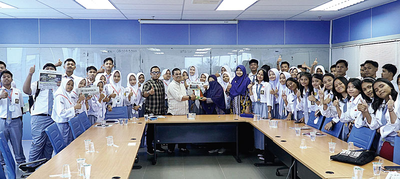 Rombongan siswa-siswi SMAN 1 Lubuk Dalam berkunjung ke redaksi Riau Pos, Kamis (19/10/2023). Rombongan disambut Manajer IT, Hendriwanto dan Asisten Koordinator Liputan Riau Pos  M Ali Nurman.