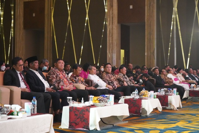 Kapolda Riau Irjen Pol Mohammad Iqbal, Gubri Syamsuar, Kajati Dr Supardi, Danrem 031/WB Brigjen TNI Parlindungan Hutagalung, Wakapolda Riau Brigjen Pol Tabana Bangun dan beberapa pejabat lainnya saat menghadiri Perayaan Natal Agung Oikoumene BKGR, ASN Pro