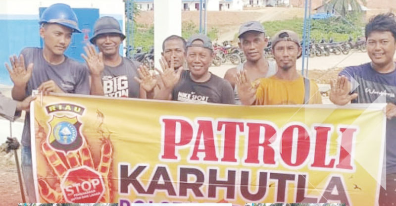 Personel Polsek Tapung Hulu Polres Kampar melaksanakan kegiatan patroli karhutla dan imbauan kepada masyarakat di wilayah hukum Polsek Tapung Hulu, Kamis (3/8/2023).