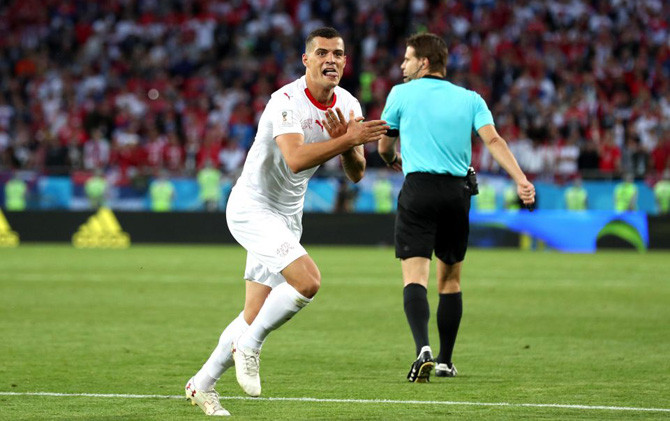 Granit Xhaka melakukan selebrasi gol dengan membuat simbol elang berkepala dua usai mencetak gol ke gawang Serbia di Piala Dunia 2018. Swiss dan Serbia bakal bertemu lagi pada Sabtu (3/12/2022) dini hari WIB.