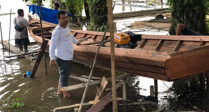 Masyarakat Kelurahan Pelalawan, Kecamatan Pelalawan, membuat alat transportasi air (rakit/sampan) sebagai antisipasi bencana banjir dampak mulai meningginya debit air Sungai Kampar, Senin (18/1/2021).