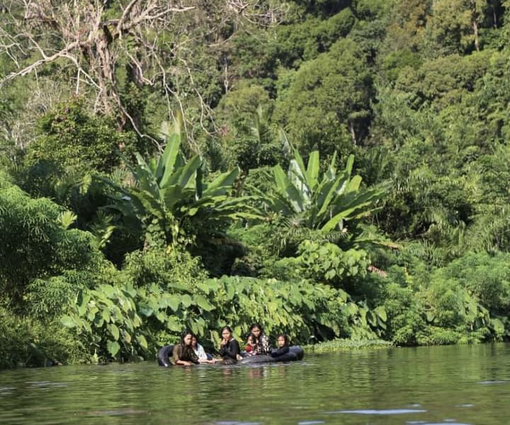 Wisatawan lokal tampak asyik bermain air di objek wisata Bukit Pendam di Desa Batu Ampar, Kemuning, Inhil, Riau.