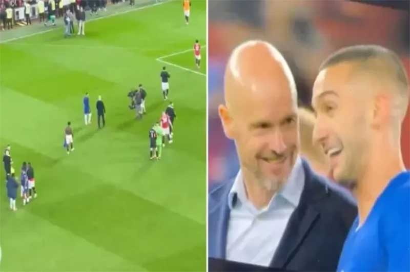 Hakim Ziyech (kanan) berbincang dengan pelatih Manchester United Erik ten Hag. Ziyech dikabarkan sudah tak betah tinggal di Stamford Bridge.