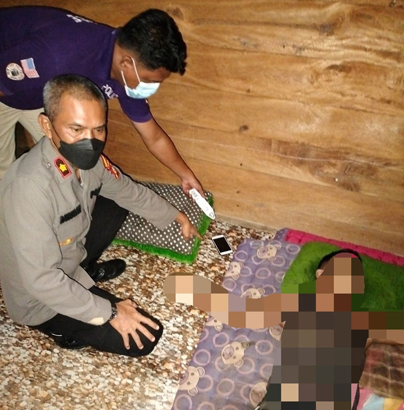 Kapolsek Kamparkiri Kompol Rahmadani bersama tim saat olah TKP jenazah Narota Waruwu di camp perkebunan kelapa sawit di Desa Tanjung Harapan, Kecamatan Kamparkiri, Rabu (7/9/2022).