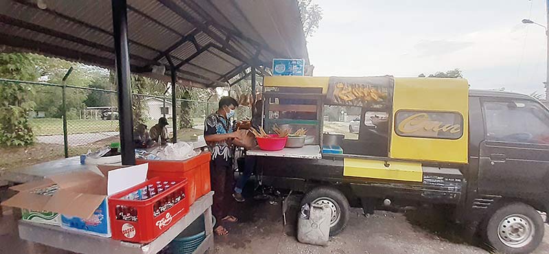 Sate legenda warga sekitar Camp Caltex Rumbai, Sate Cun, kembali ramai dikunjungi pembeli. Sate yang sudah berdiri di lokasi tersebut sejak 1979, menerapkan protokol kesehatan sehingga pembeli merasa terjamin kebersihannya, Ahad (8/11/2020).(YOSE RIZAL/RI