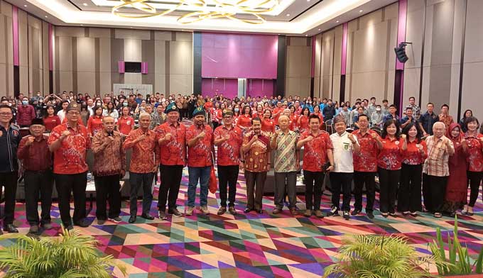 Ketua PSMTI Riau Stephen Sanjaya didampingi pendiri Museum Peranakan Tionghoa Indonesia Azmi Abu Bakar (tujuh kiri) bersama para pimpinan organisasi sosial di Kota Pekanbaru dan Provinsi Riau foto bersama dalam seminar akbar yang ditaja oleh  Paguyuban So