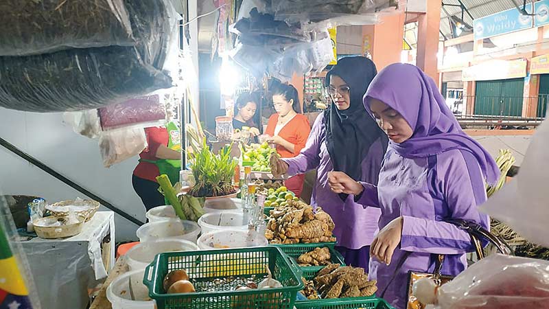 PILIH REMPAH: Pembeli sedang memilih rempah-rempah di Pasar Sail, Selasa (10/3/2020).(Sofiah/riau pos)