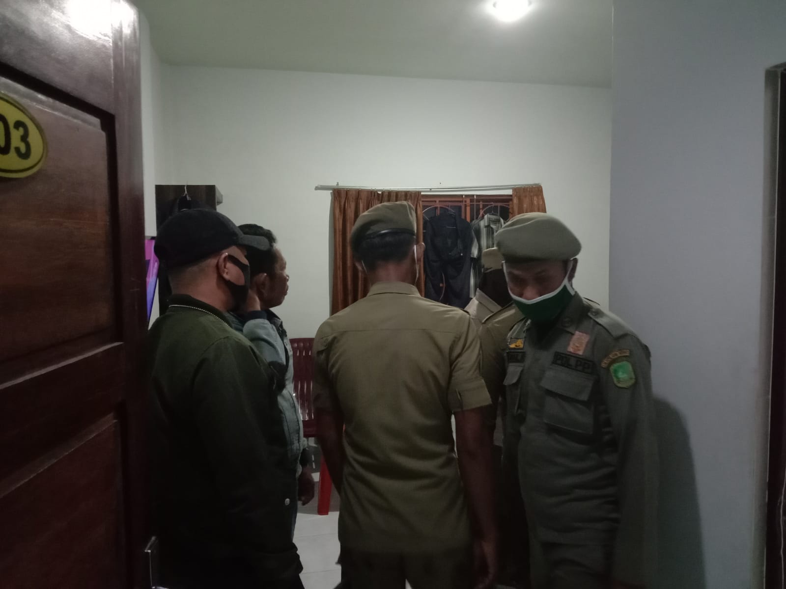 Satpol PP Kepulauan Meranti melakukan razia di Wisma Diva Selatpanjang dalam operasi pekat.