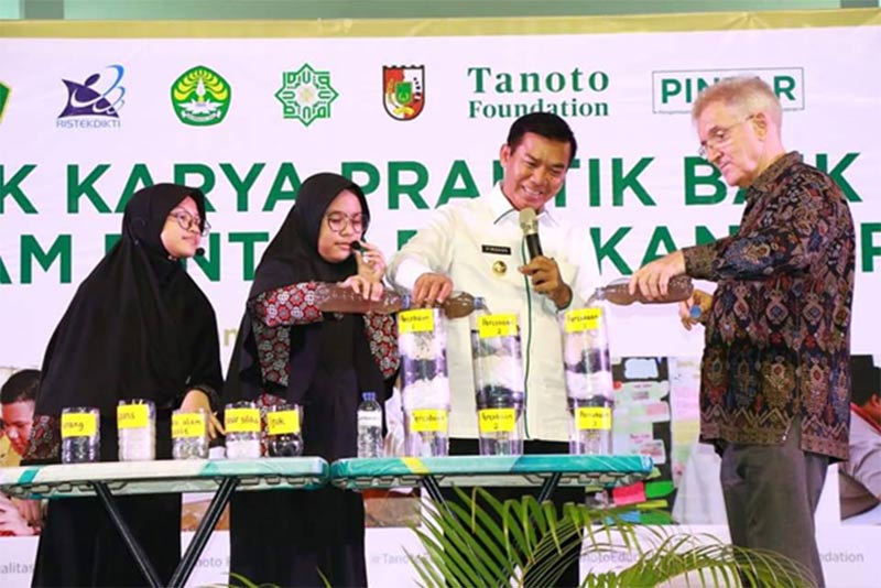 Wali Kota Pekanbaru, Dr. H. Firdaus, ST, MT dan direktur Program Pendidikan Dasar Tanoto Foundation berinteraksi dengan siswa dari MIN 1 Pekanbaru dalam demonstrasi penyaringan air menggunakan beragam media penyaringan, Kamis (29/8/2019).