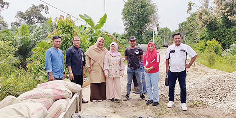 Manajemen PT BSP bersama pihak Kecamatan Pusako saat survei semenisasi Jalan Desa Pedadaran, belum lama ini.