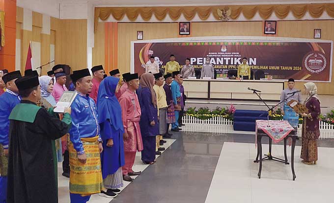 Ketua KPU Inhu Yenni Mairida SE MM (dua kanan) melantik Panitia Pemilihan Kecamatan (PPK) se-Kabupaten Inhu di Gedung Dang Purnama Rengat, Rabu (4/1/2023).
