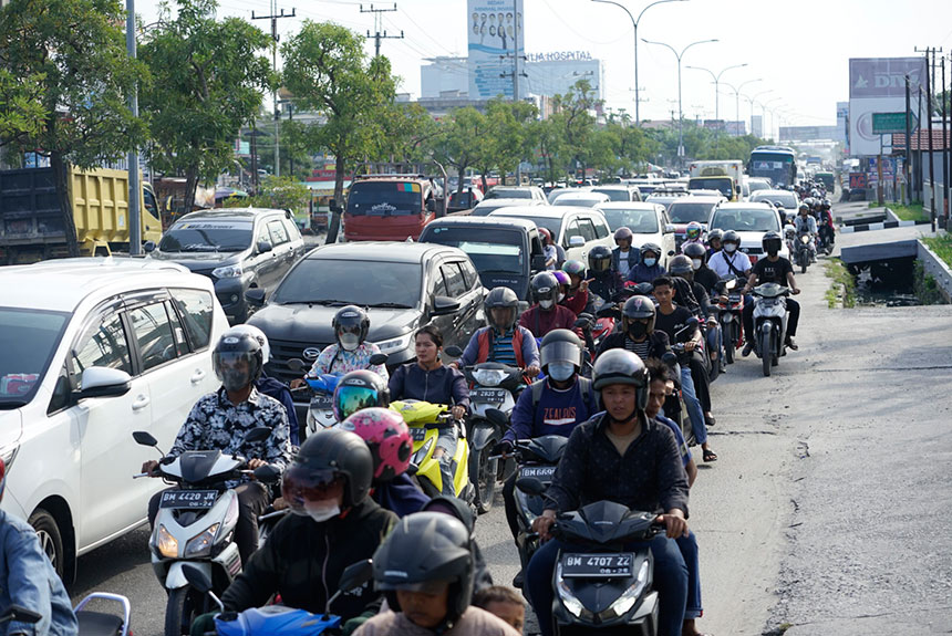 Salah satu kemacetan Jalan HR Soebrantas Pekanbaru, beberapa waktu lalu.