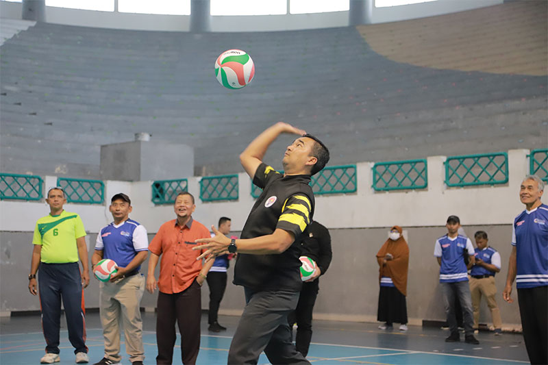 Kepala Dinas Kepemudaan dan Olahraga (Kadispora) Riau, H Boby Rachmat SSTP MSi AIFO-P melakukan servis pertama saat membuka Kejuaraan Bola Voli Putri U-23 di Hall A Sport Center Rumbai, Kamis (7/12/2023).